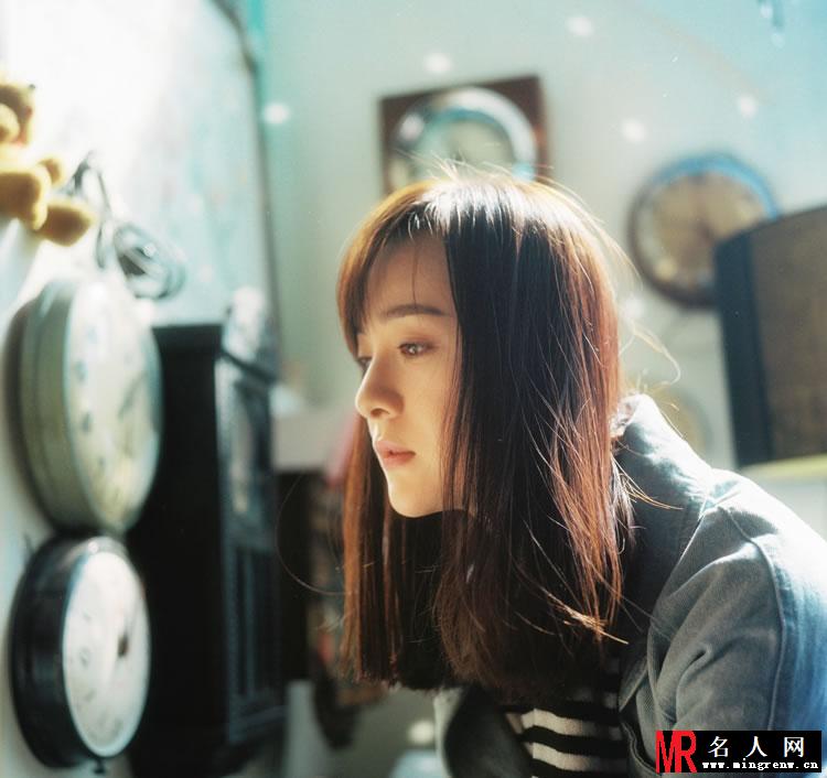 李依纯清纯素颜写真 获封最美校花(1)