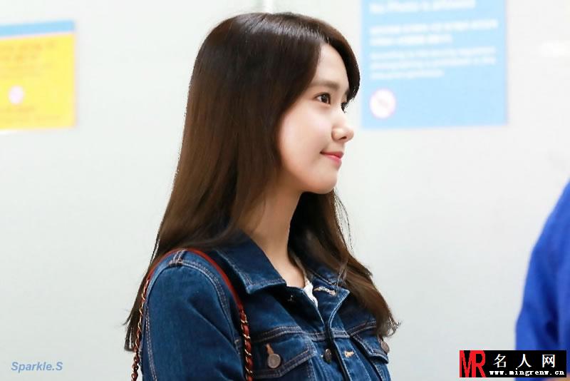 少女时代允儿素颜机场照 撩发抿嘴自然清新(1)