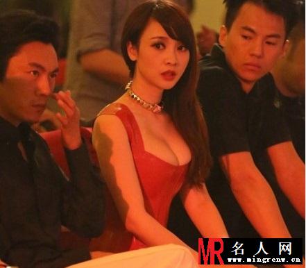 巨乳横扫江湖！柳岩身材傲人遭男性紧盯(1)