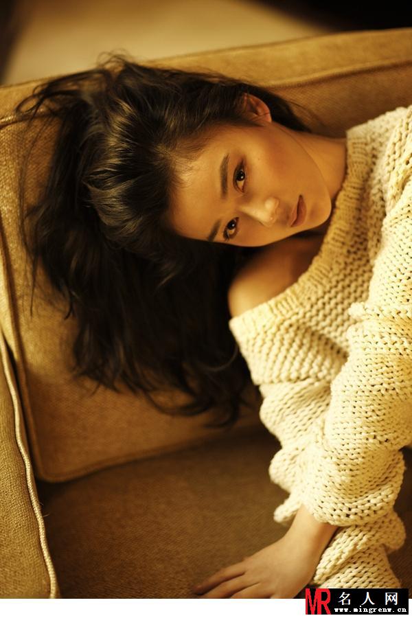 袁姗姗冬日温暖性感露肩写真(1)
