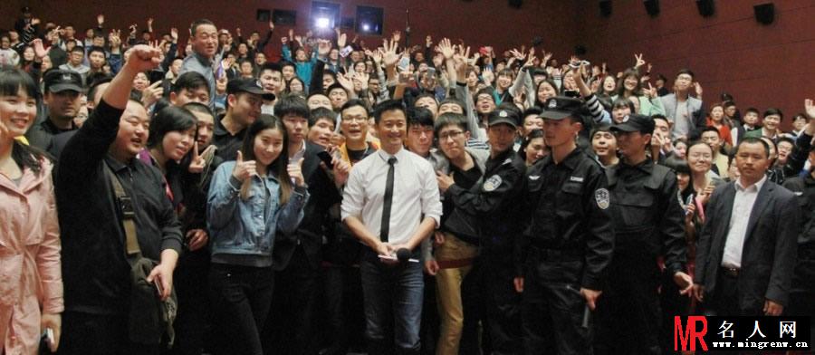 吴京宣传新片《战狼》 迷彩战队为其开路护驾(1)
