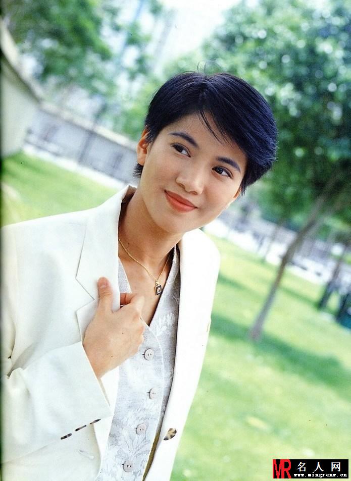 袁咏仪早期写真照 演绎清纯妩媚迷人风采(1)