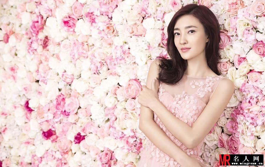 王丽坤置身花海拍写真 尽展温婉娴静之美(1)