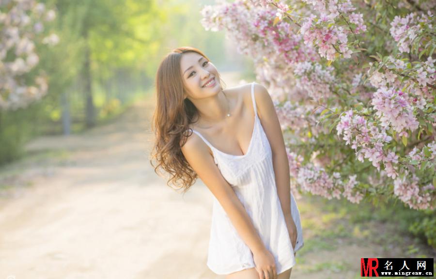柳岩脱衣秀身姿 性感美背极致诱惑(1)
