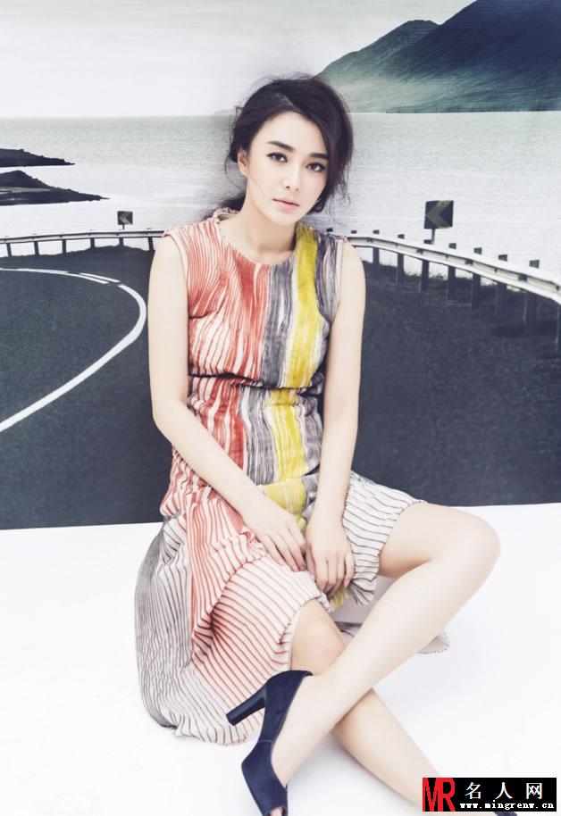 秦岚美艳登封面 曼妙身姿优雅动人(1)