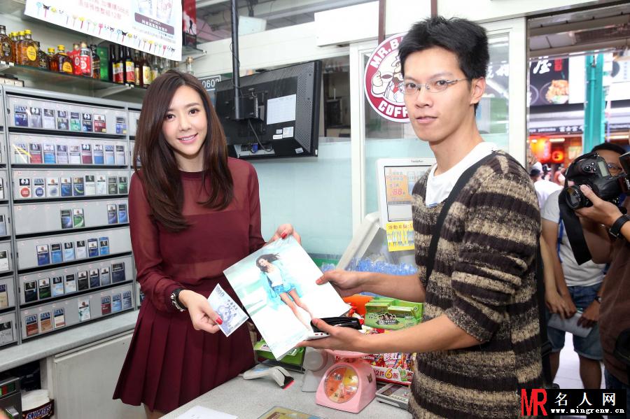 周韦彤枣红色透视装现身 吸引宅男围观(1)
