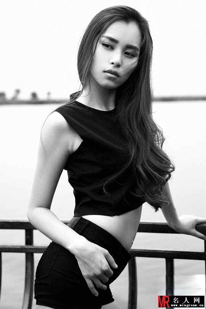 田蕾希黑白质感写真 展慵懒冷艳范(1)
