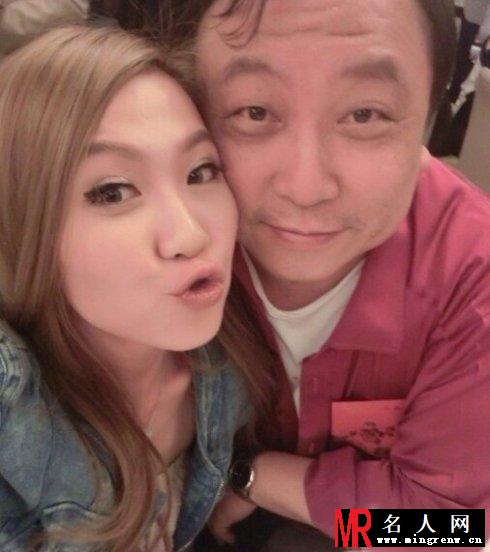 王晶女儿三点式泳装照 豪言不惧全裸出镜(1)