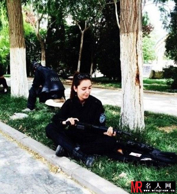 新疆反恐女特警微博走红 姣好容颜获赞(1)