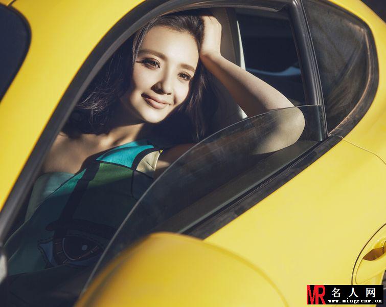 孙茜优雅气质写真曝光 变身车模秀完美身材(1)