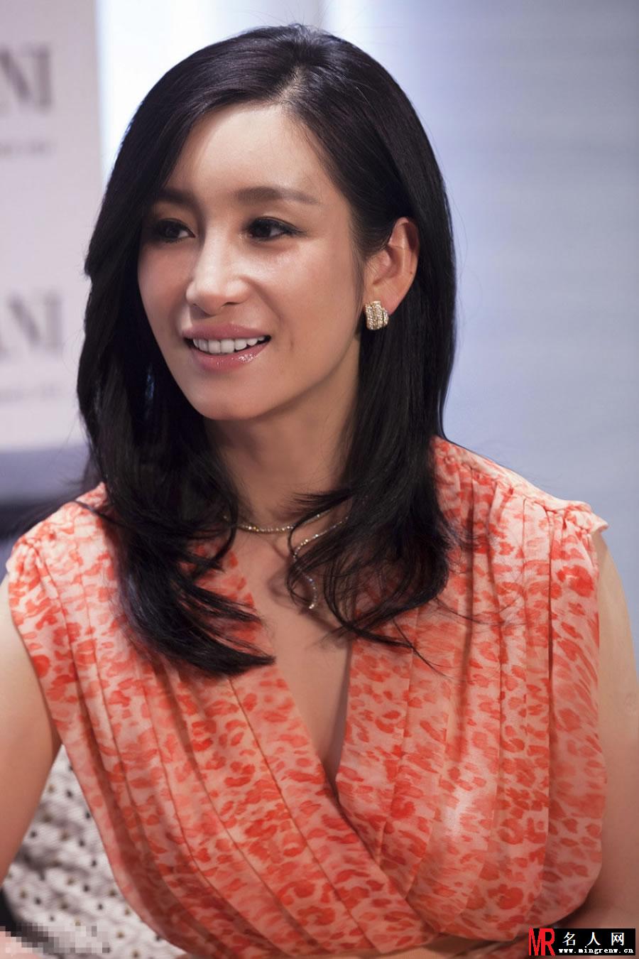 秦海璐深V长裙现身 气质高贵典雅(1)