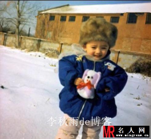 杨幂旧照曝光 与李亚鹏席地而坐(1)