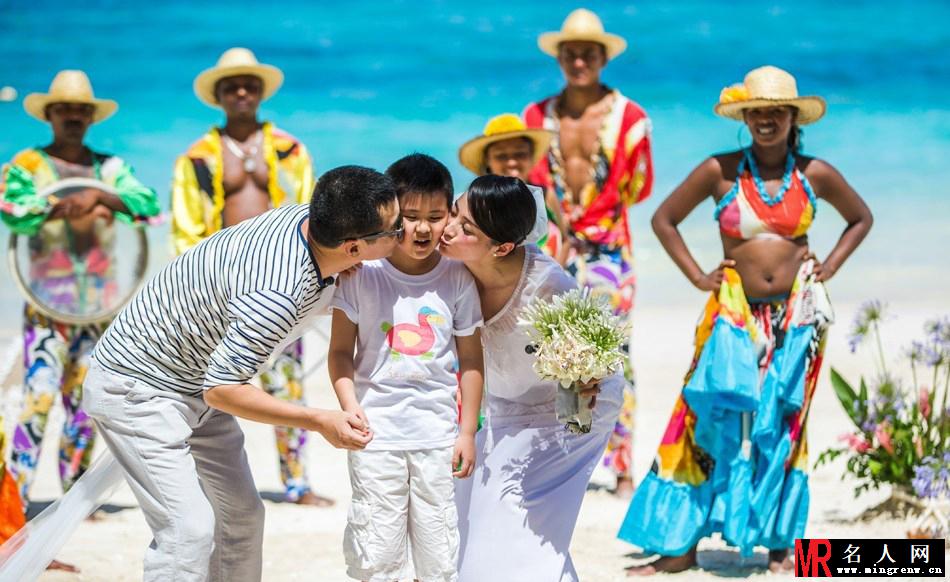 陈建斌蒋勤勤结婚8周年 补办婚礼浪漫湿吻(1)
