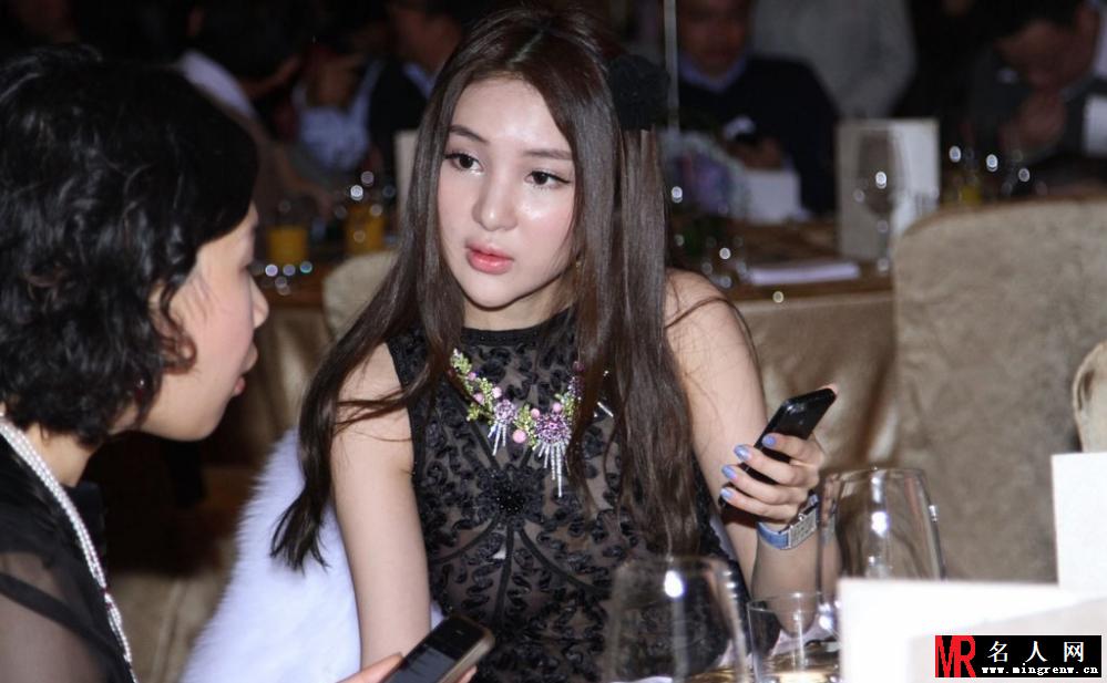 郭美美透视镂空装亮相活动 乳贴显露无疑(1)