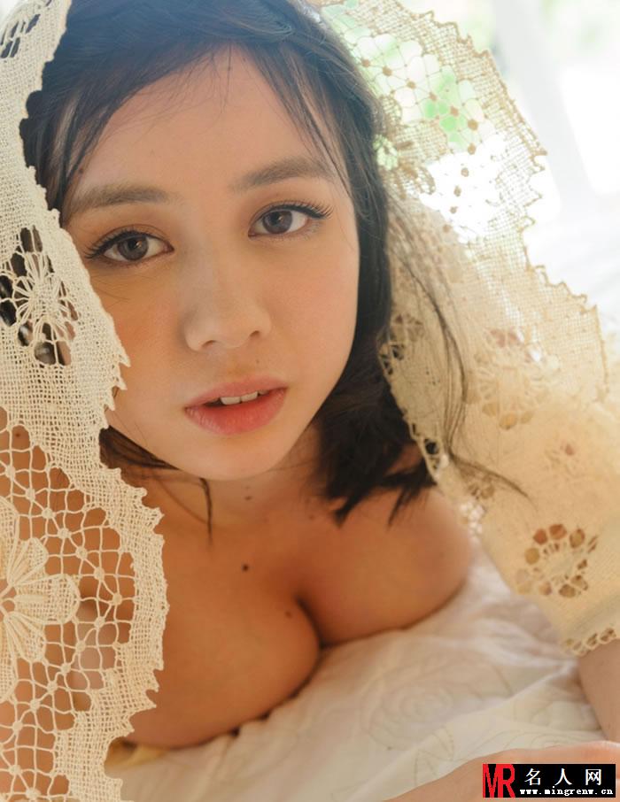 日女星吉川爱美床上写真 轻解衣裳露酥胸(1)