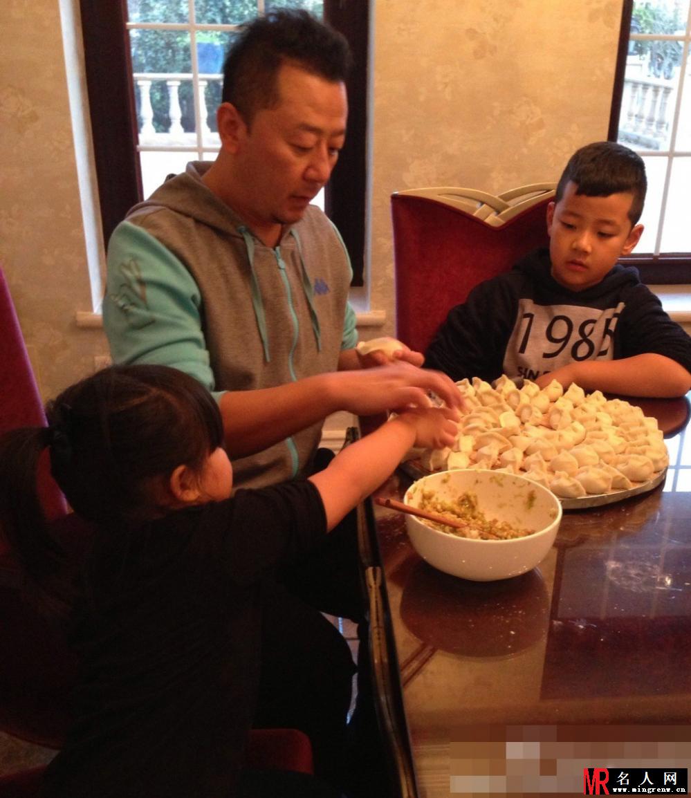 郭涛李湘两家聚会包饺子 石头王诗龄有爱互动(1)