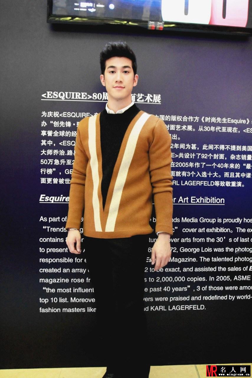 李治廷亮相艺术展 与范冰冰写真帅气合影(1)