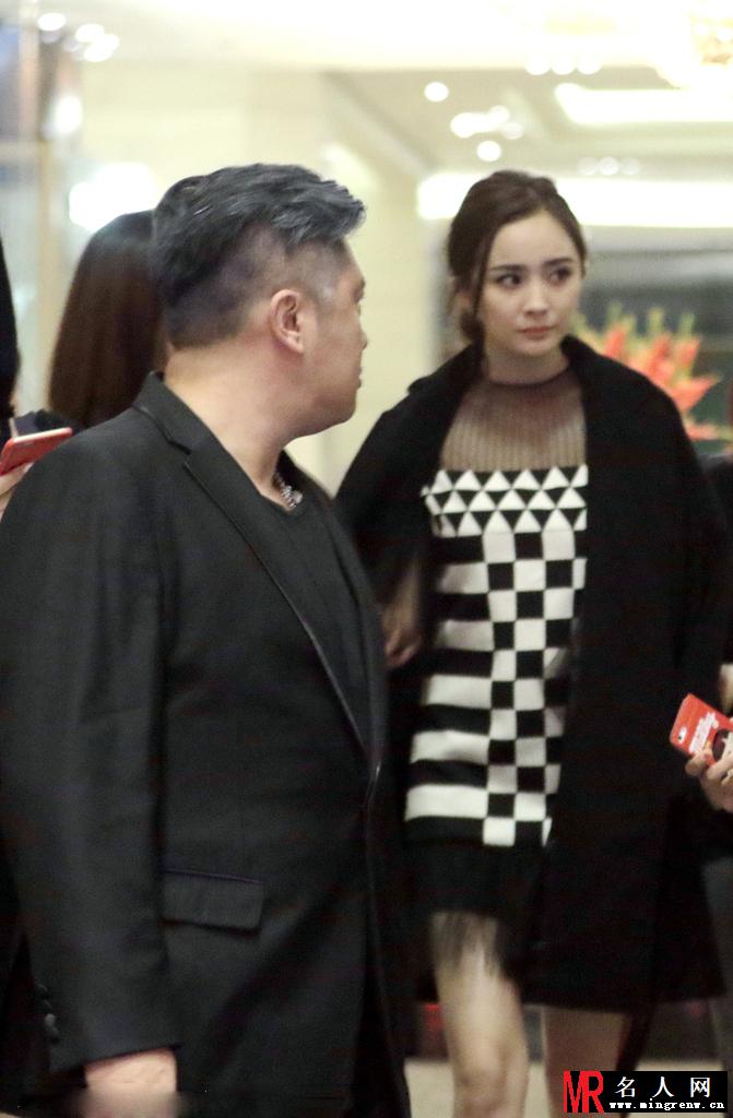 杨幂低调现身酒店外 棋格裙子秀美腿(1)