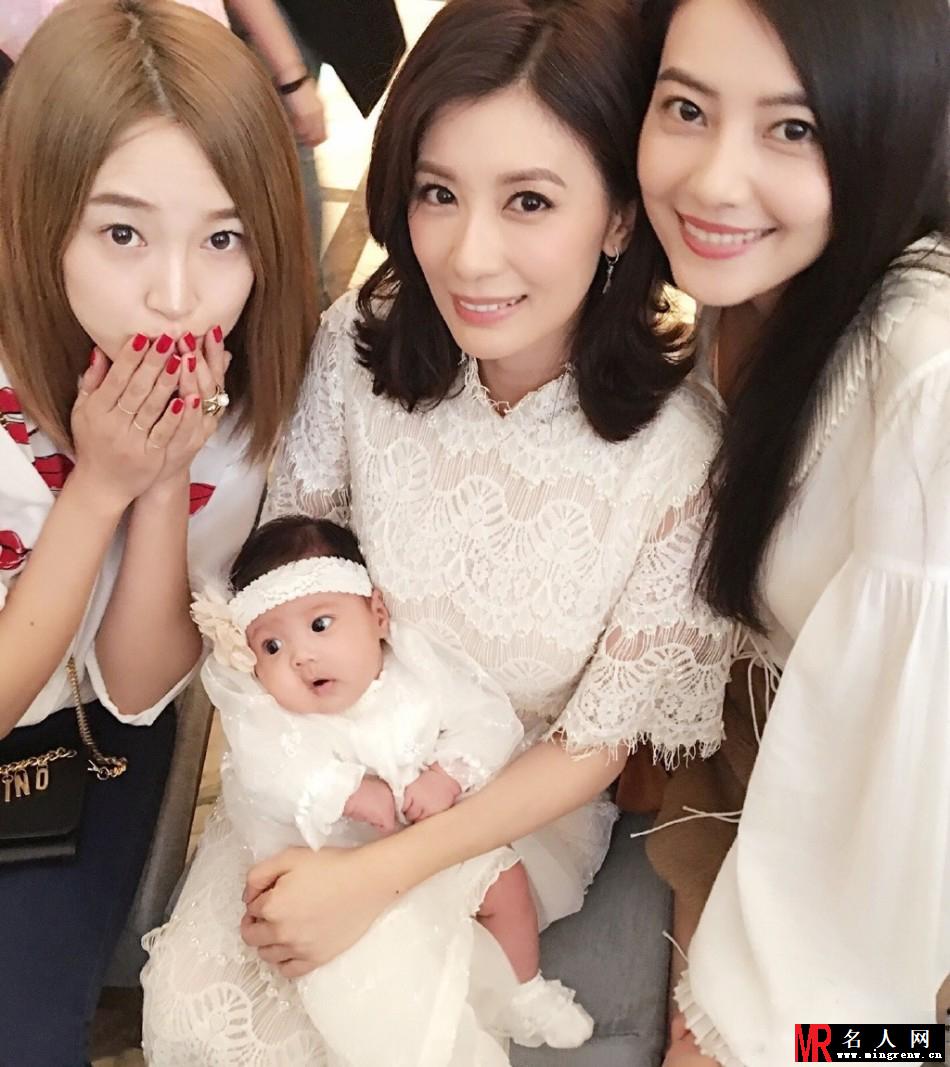 贾静雯小女儿满月亮相 小S高圆圆等明星现身(1)
