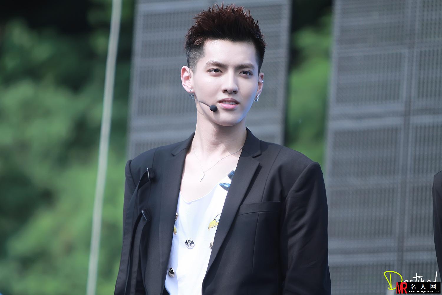 2013年EXO景福高中公演吴亦凡图片 队长帅气阳光(1)