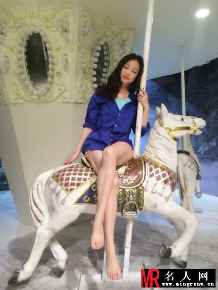 倪妮2014坐旋转木马生活照 大秀雪白修长美腿(1)
