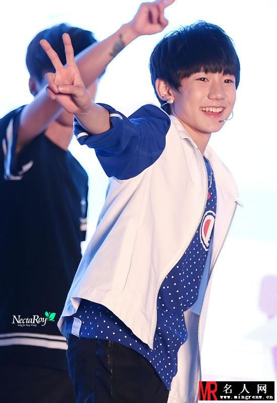 TFBOYS参加《星钻圆梦》活动现场 舞蹈酷炫歌声迷人(1)