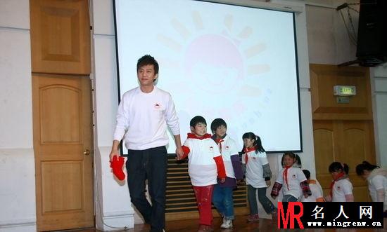 阳光女孩基金启动 邓超出任代言人(1)