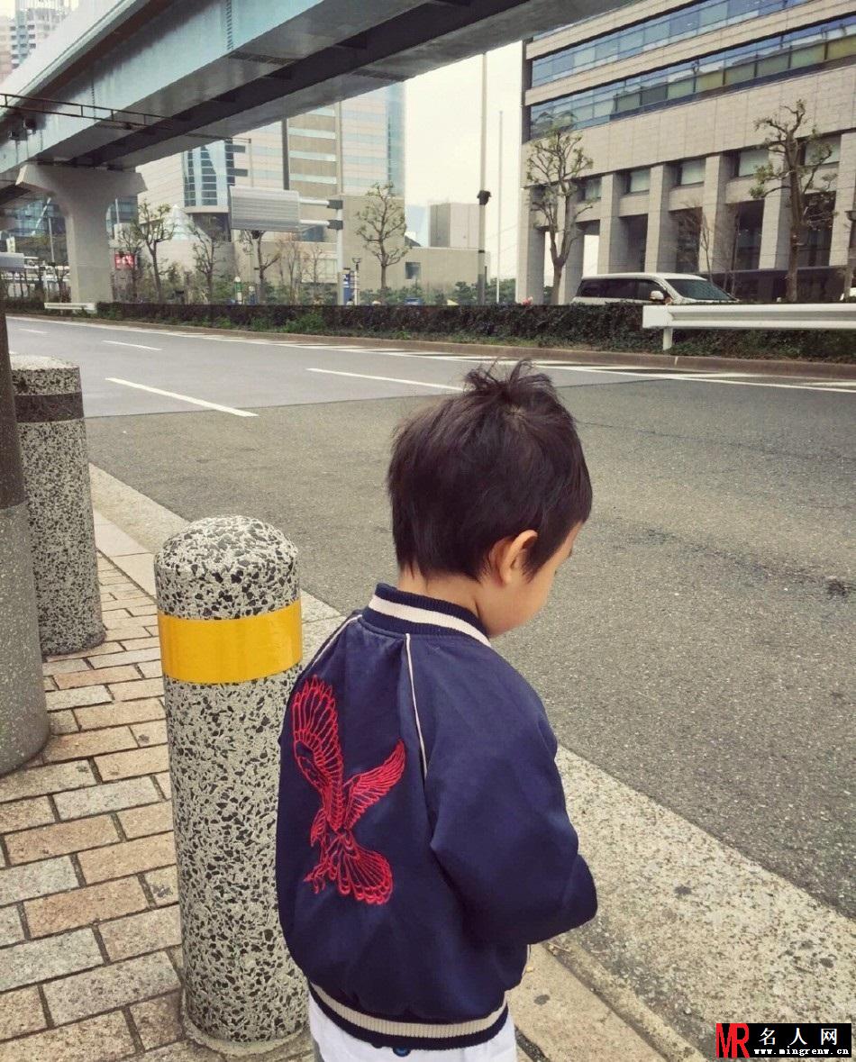 邓超嗮儿子照片 获称“黑娃神爹”(1)