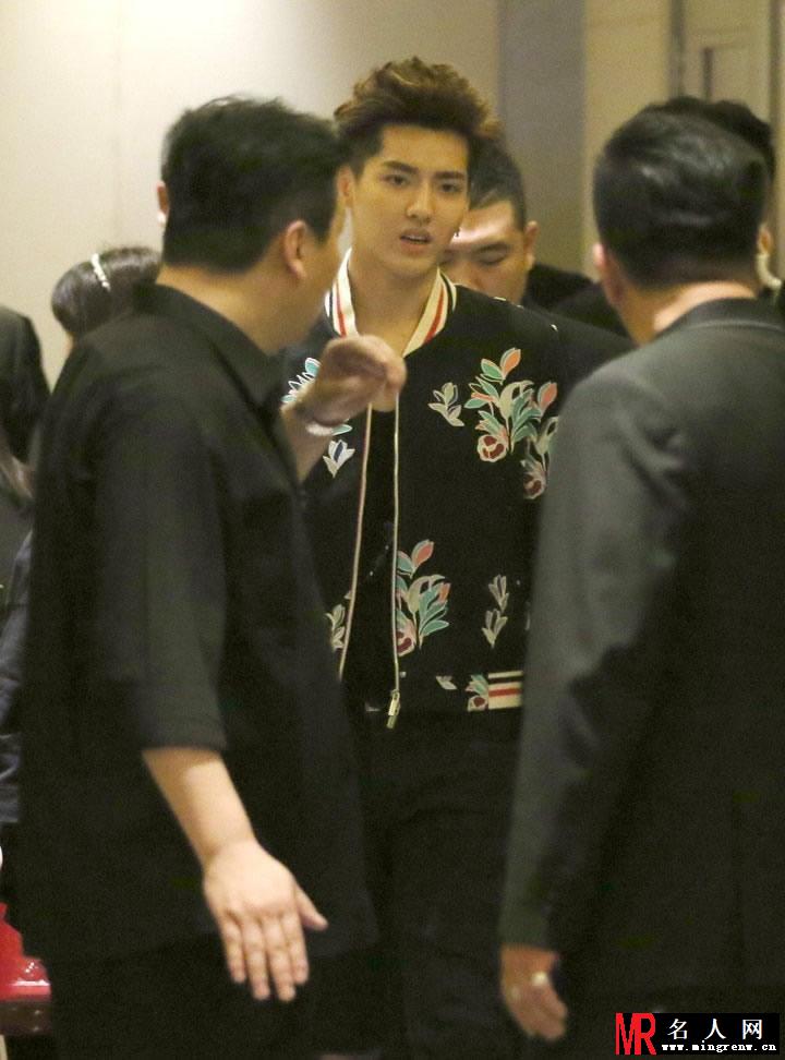 吴亦凡现身活动众保镖护驾 粉丝难靠近(1)