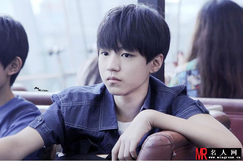 TFBOYS王俊凯牛仔上衣生活照(1)