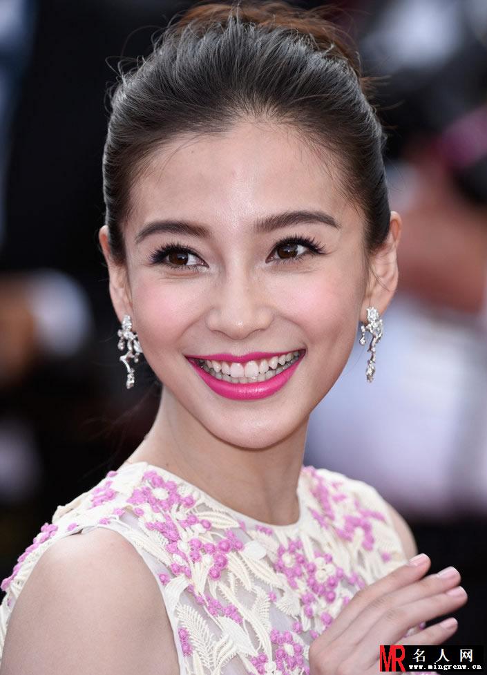 Angelababy性感桃红花裙亮相戛纳红毯 性感甜美大方优雅(1)