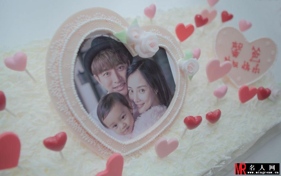 贾乃亮生日获女儿娇妻亲吻 一家三口甜蜜合照(1)