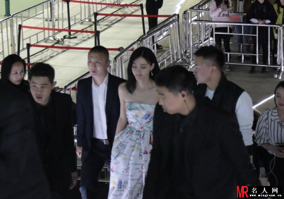 王丽坤出席活动架子大 全程获保镖搀扶(1)