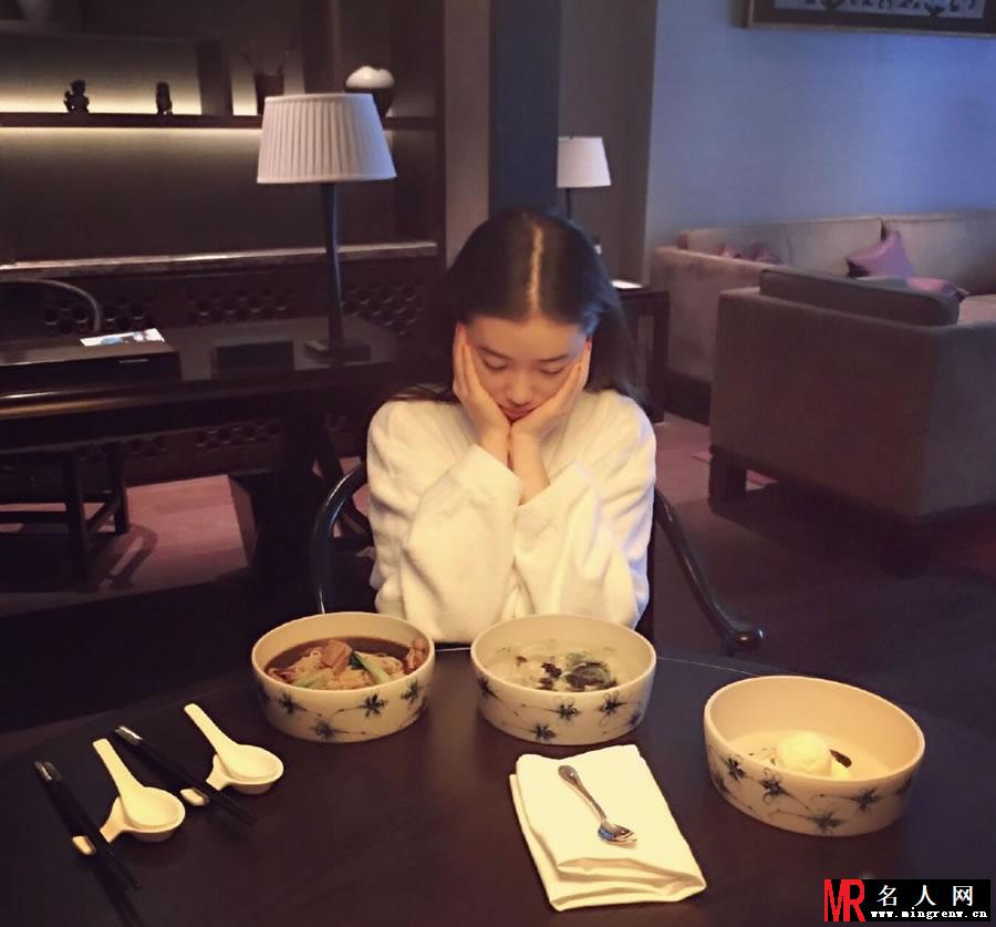 母神张辛苑微博生活照高清图集 酥胸外露展姣好身材(1)
