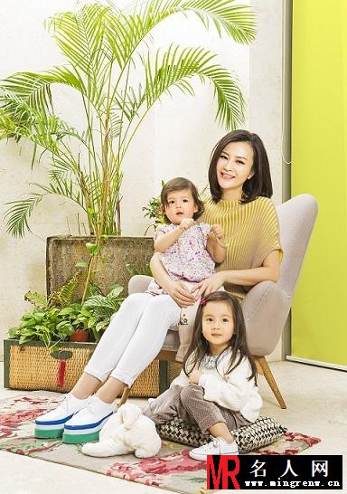 刘孜携子拍写真 尽显辣妈风采(1)