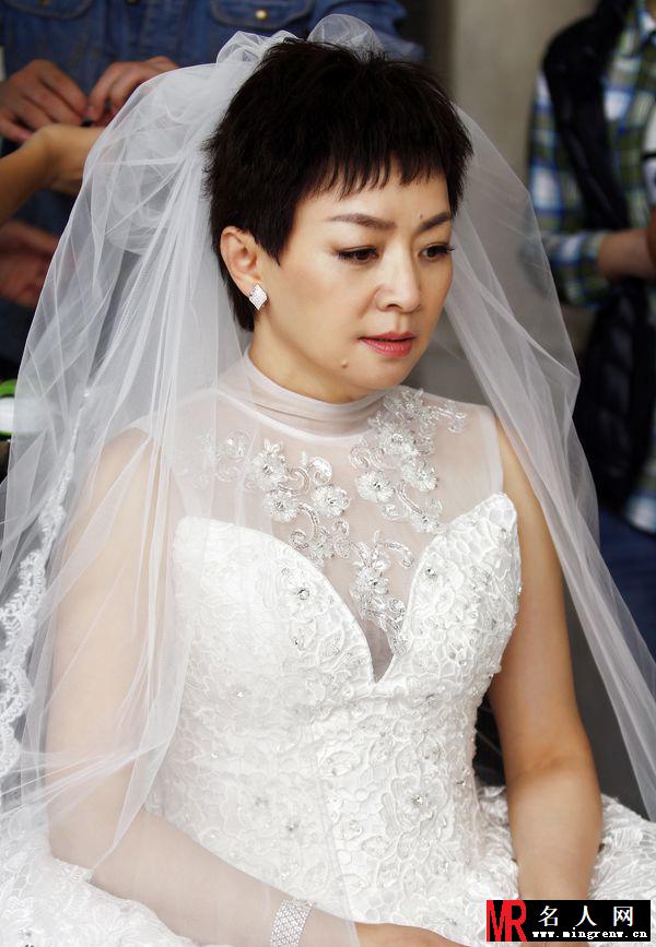 幸福请你等等我剧照 宋丹丹披婚纱显娇羞(1)