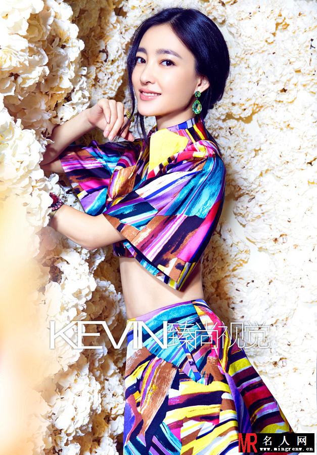 王丽坤清新登杂志 别样裙装演绎都市新女性(1)