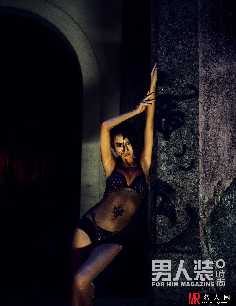 戚薇爆乳登男人装杂志 上演劫持大戏(1)