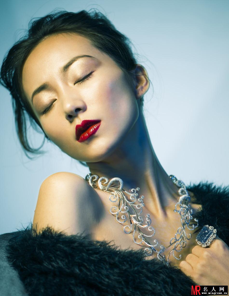 韩雪冷艳红唇抢镜  为珠宝拍时尚大片(1)