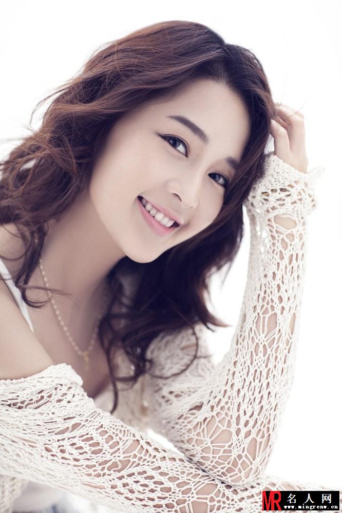 李沁清新淡雅写真 简约大方微露性感雪乳(1)