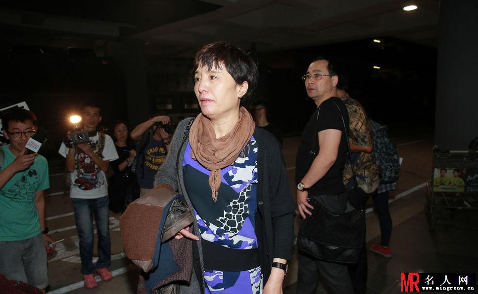 杨幂父母曝光 现身巴厘岛机场受追逐(1)