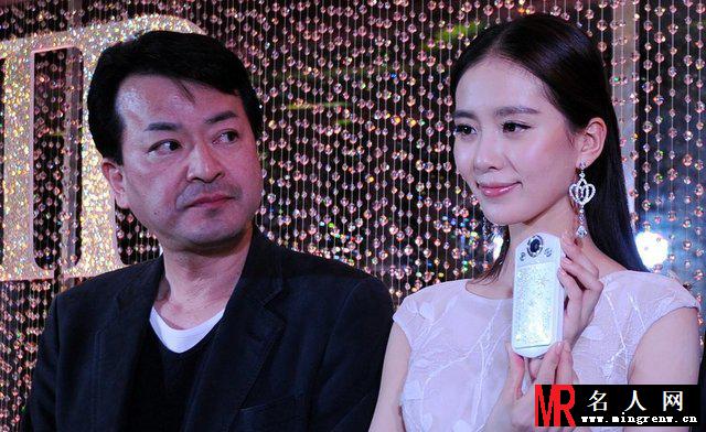 刘诗诗着透视装性感亮相 大玩自拍心情靓(1)