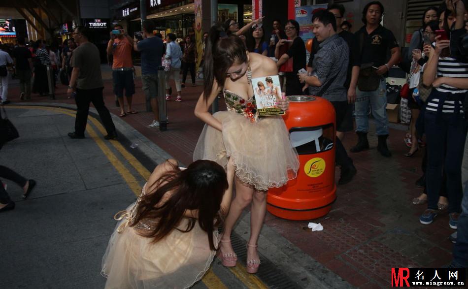 嫩模组合AD2街头宣传 性感脱底裤和胸罩给路人闻(1)