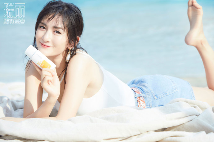谢娜最新杂志大片 笑容灿烂感染力强(1)