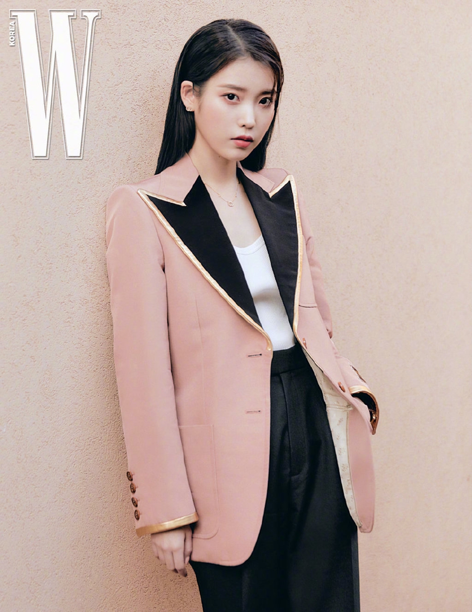 IU李知恩四月服饰画报 造型清新养眼(1)