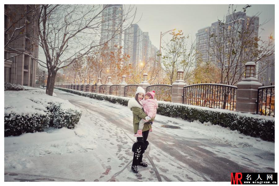 李小璐和甜馨堆雪人 母女打扮时髦称闺蜜(1)