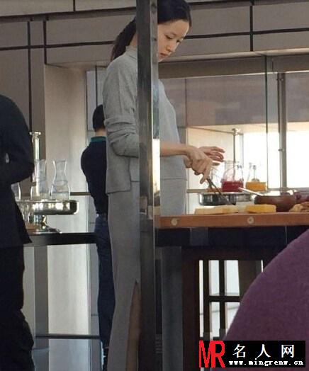 章泽天外出就餐小肚隆起 孕相十分明显(1)