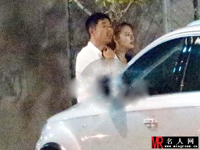 张雨绮新恋情曝光 与神秘男牵手压马路(1)