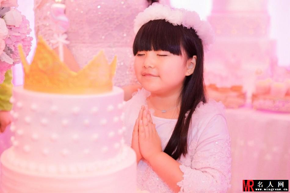 王诗龄生日宴粉色梦幻 头顶花环似小公主(1)