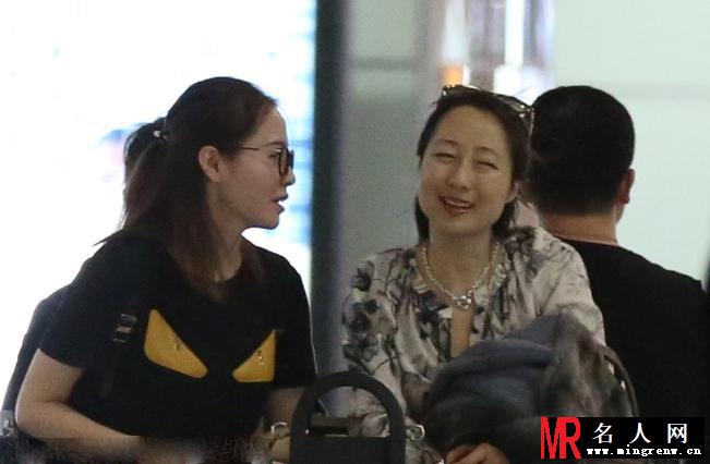 张靓颖被求婚后心情好 与冯轲情侣装现身(1)